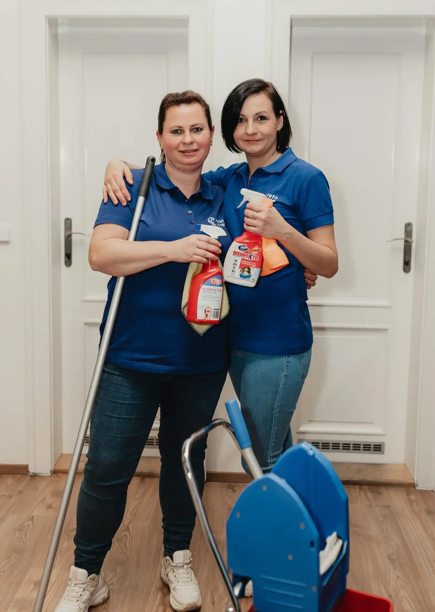 Dvě uklízečky po úklidu bytového domu v Praze - čištění společných prostor