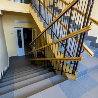 Naše úklidová firma právě dokončila úklid schodiště bytového domu v Praze.