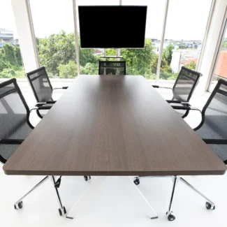 Uklizená kancelář se zasedací místností a výhledem na Prahu, práce naší úklidové firmy.